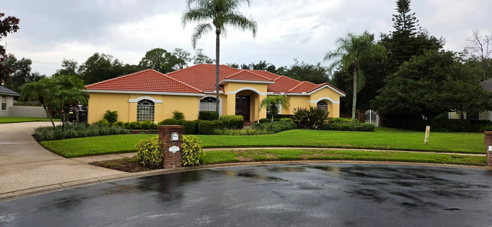 Manicured Front Lawn by V&G Landscaping of Tampa Bay